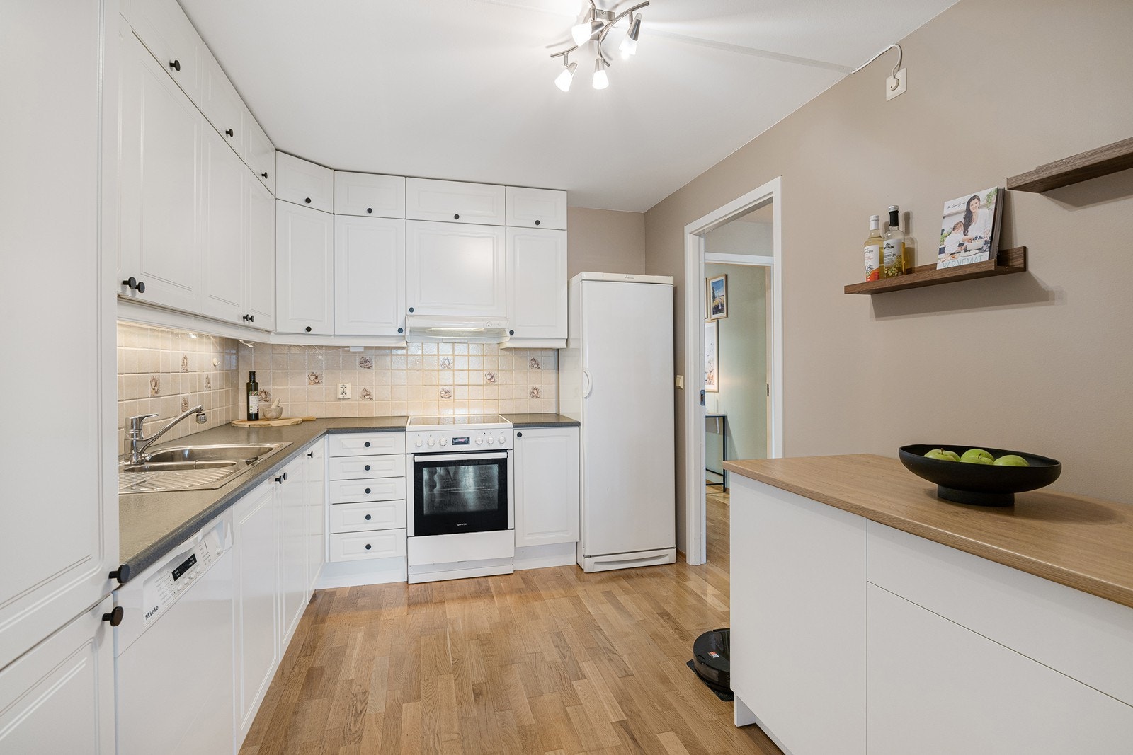 Kjøkkenet har adkomst fra både stuen og gangen Galleribilde