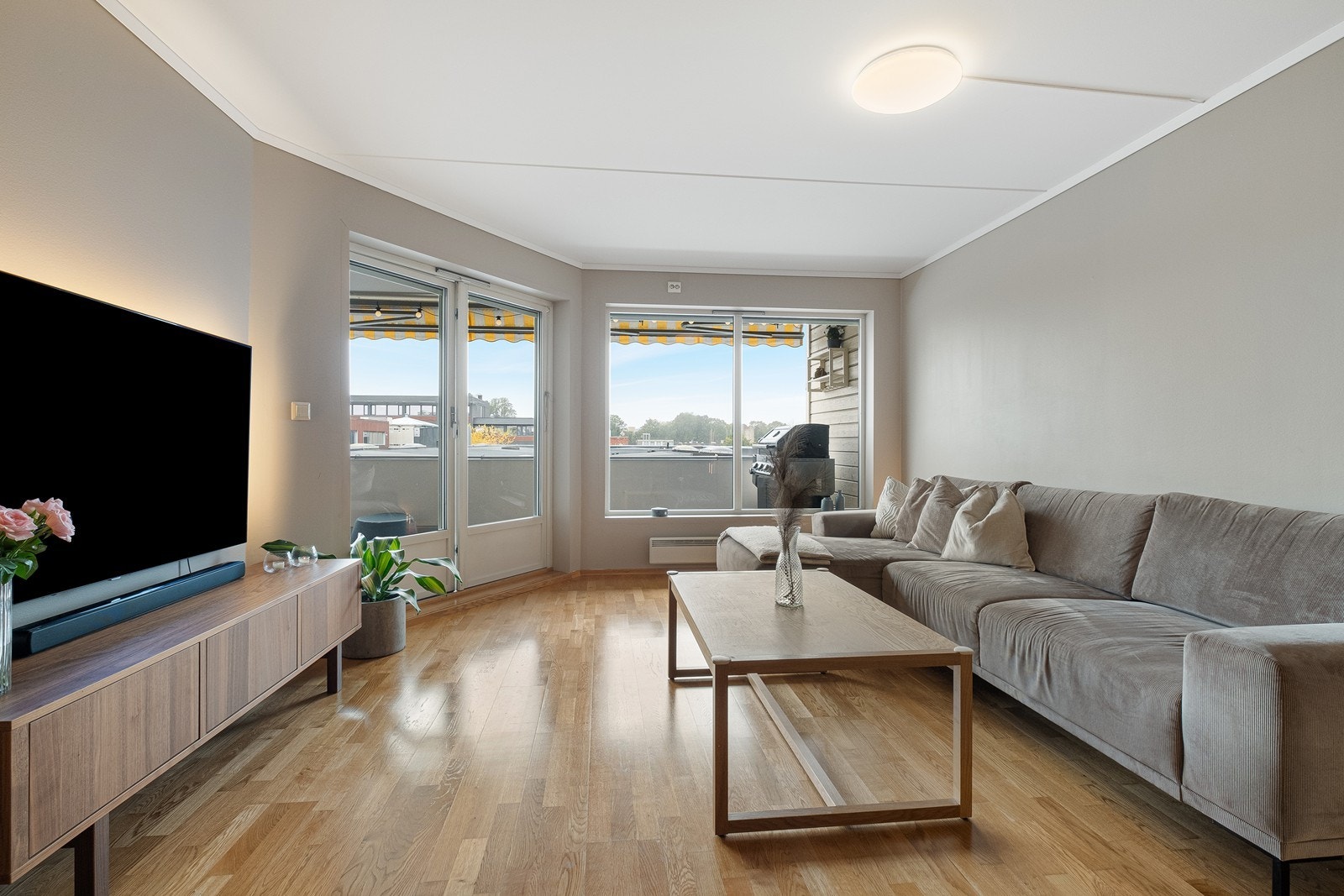 Det er en dobbel glassdør ut til balkongen Galleribilde