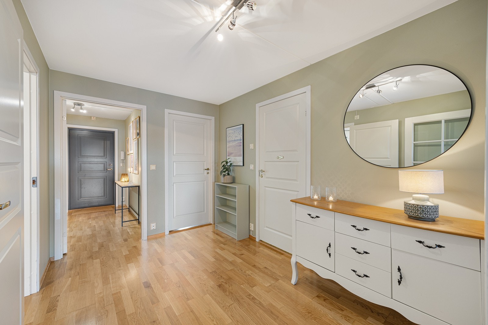 Vel inne er entreen og gangen innredet med parkettgulv og vegger malt i en lys og behagelig farge Galleribilde