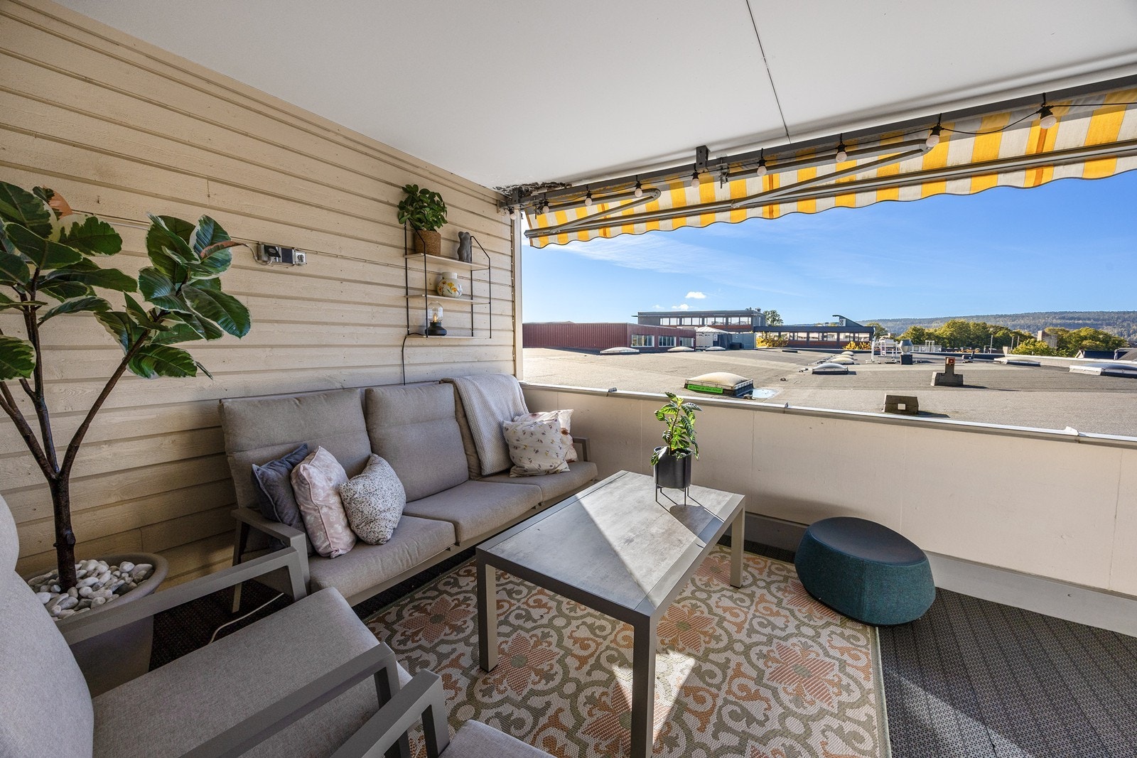 Balkongen oppleves som skjermet, utstyrt med belysning, utestikk og markise for ekstra komfort Galleribilde