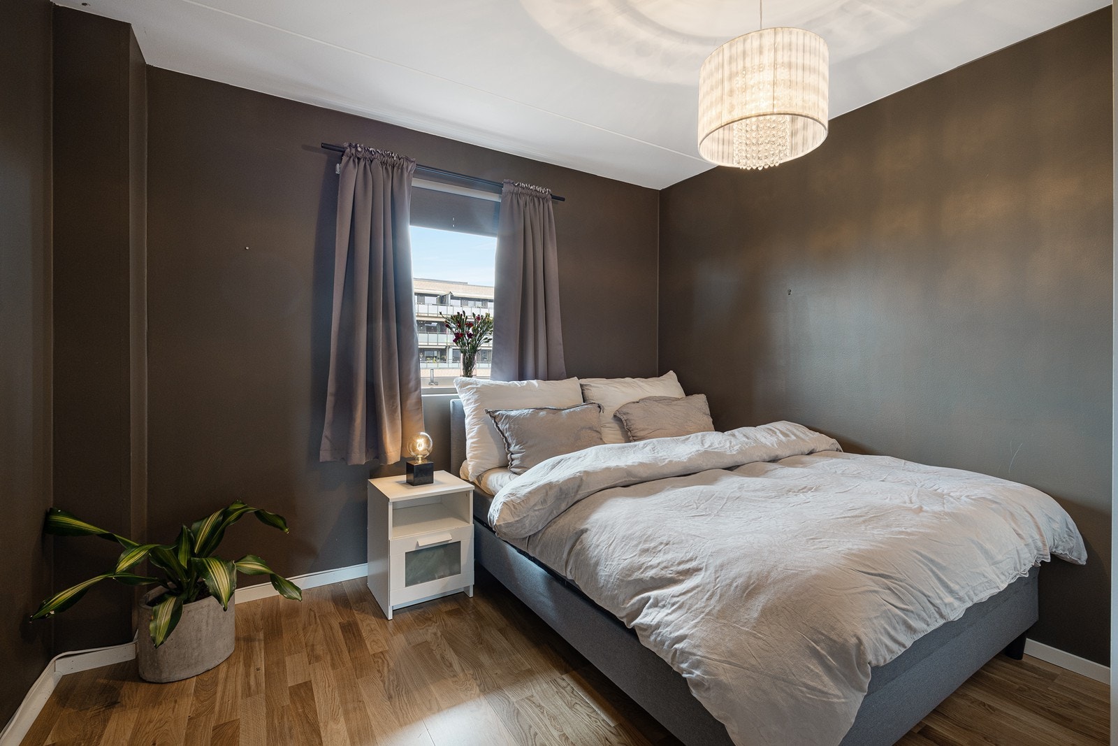 Soverom 2 er også av god størrelse og har skyvedørsgarderobe Galleribilde