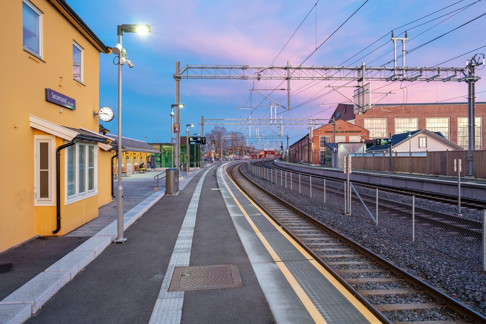 Fra Sørumsand stasjon går det ofte tog både i retning Oslo og Kongsvinger, og det er et godt utvalg bussruter i kommunen for øvrig Galleribilde