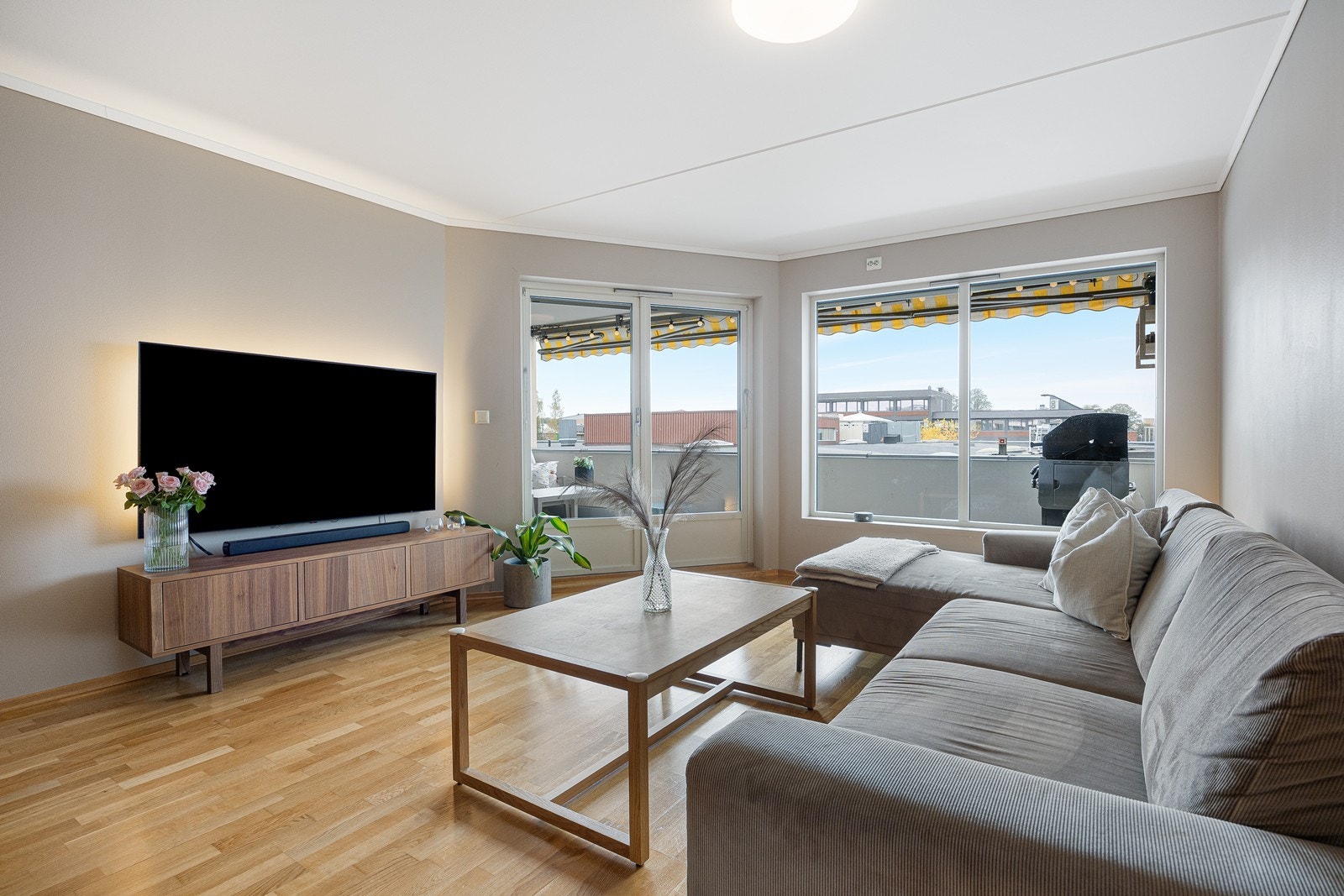 Parkett på gulvet kombineres med vegger malt i en dus og delikat gråtone Galleribilde