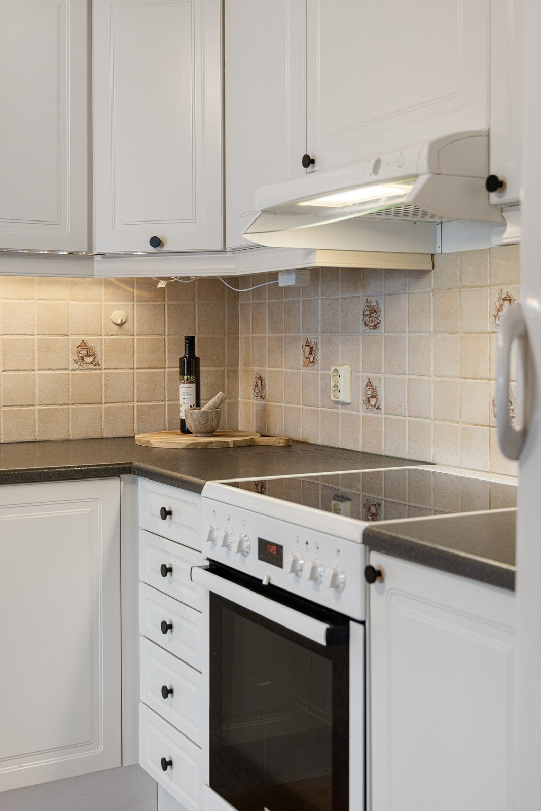 Hvitevarene består av komfyr, kjøleskap og oppvaskmaskin. Hvitevarer på kjøkkenet og kjøleskapet på vaskerommet medfølger Galleribilde