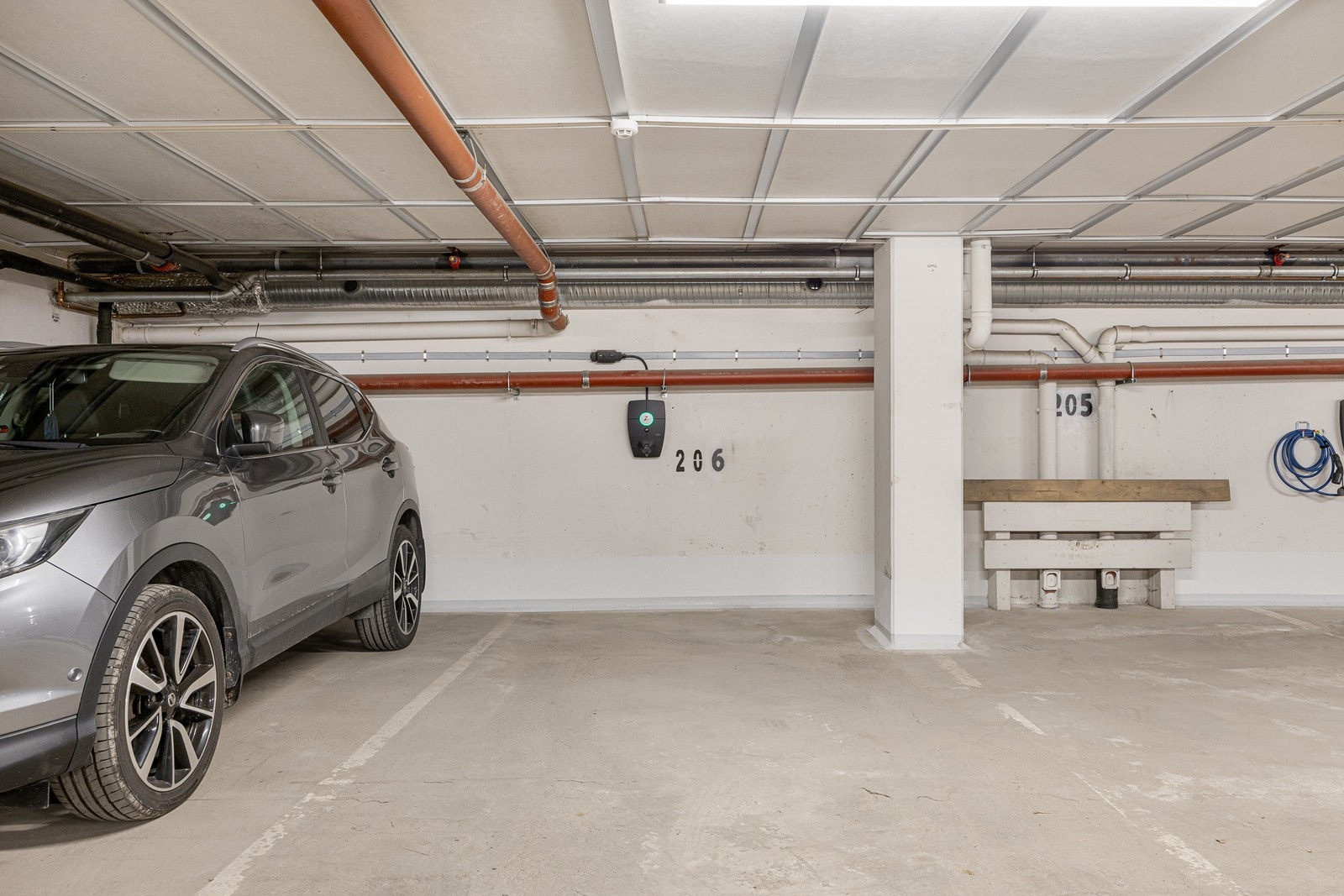 Leiligheten disponerer en p-plass i felles garasjeanlegg, og i garasjen er det mulighet for leie av elbillader Galleribilde