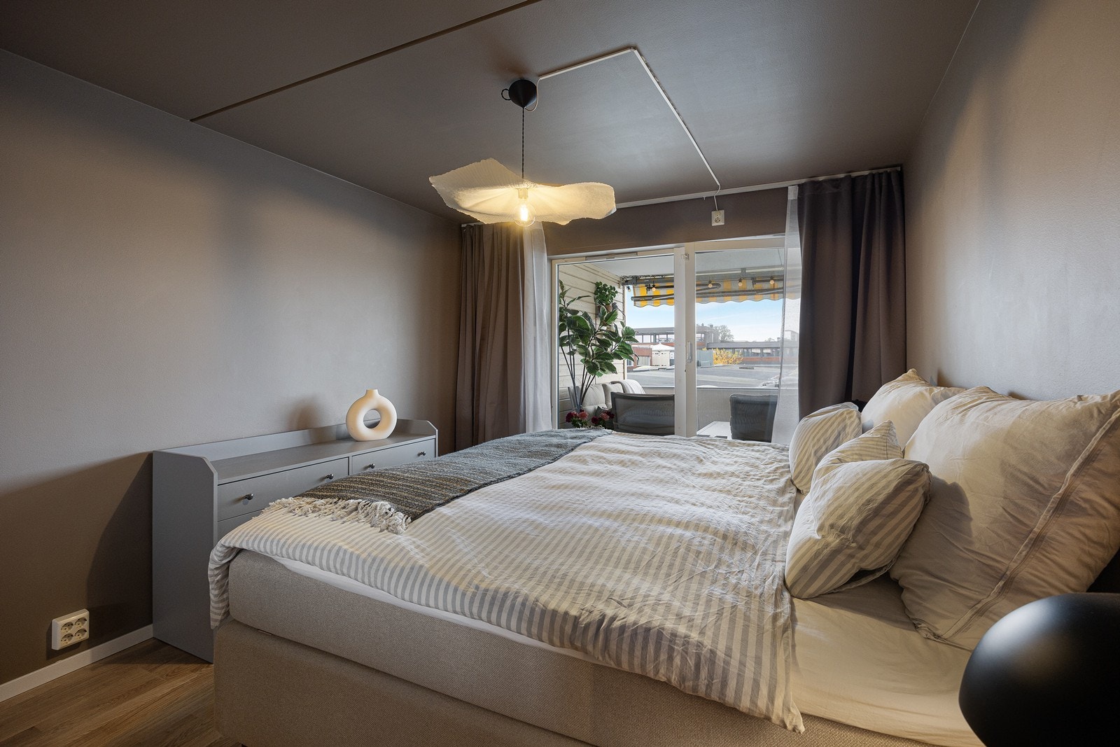 I leiligheten er det to pene soverom, som har en lun og avslappende atmosfære. Hovedsoverommet får godt med naturlig lys Galleribilde