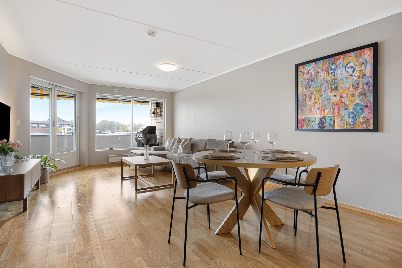 Det er godt med lysinnslipp fra store vinduer i front Galleribilde