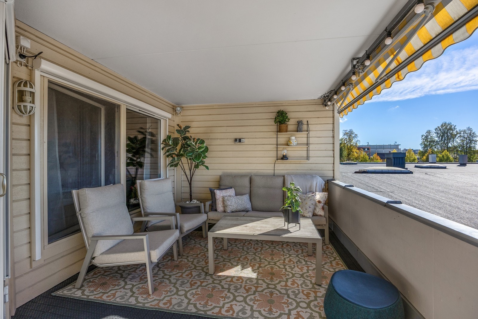 På sommerstid er det deilig å trekke ut for både avslapning og middager på balkongen Galleribilde