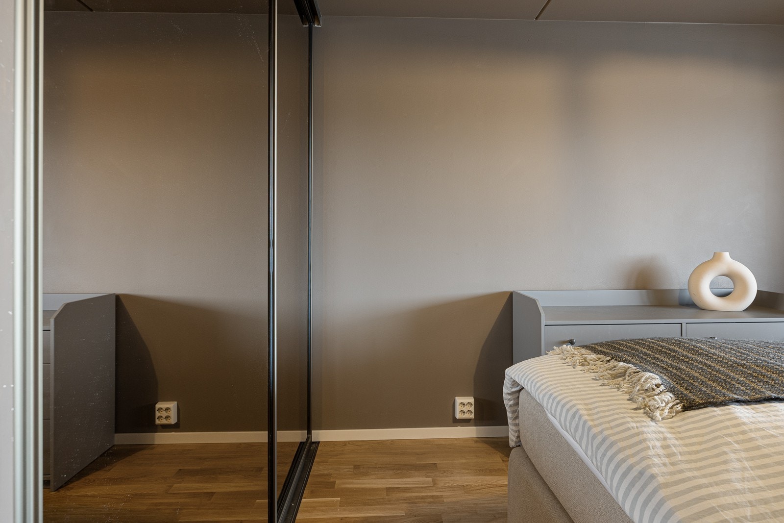 Hovedsoverommet har godt med oppbevaring i en plassbygd skyvedørsgarderobe med speilfronter Galleribilde