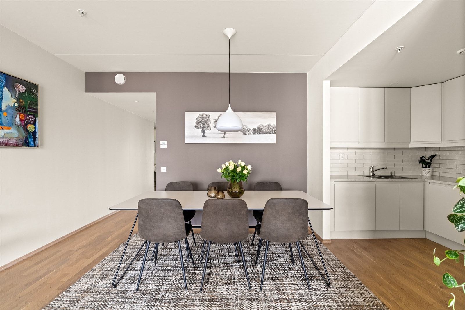 Stuen er naturlig inndelt i ulike soner, og det passer utmerket å innrede med spiseplass utenfor kjøkkenet. Galleribilde