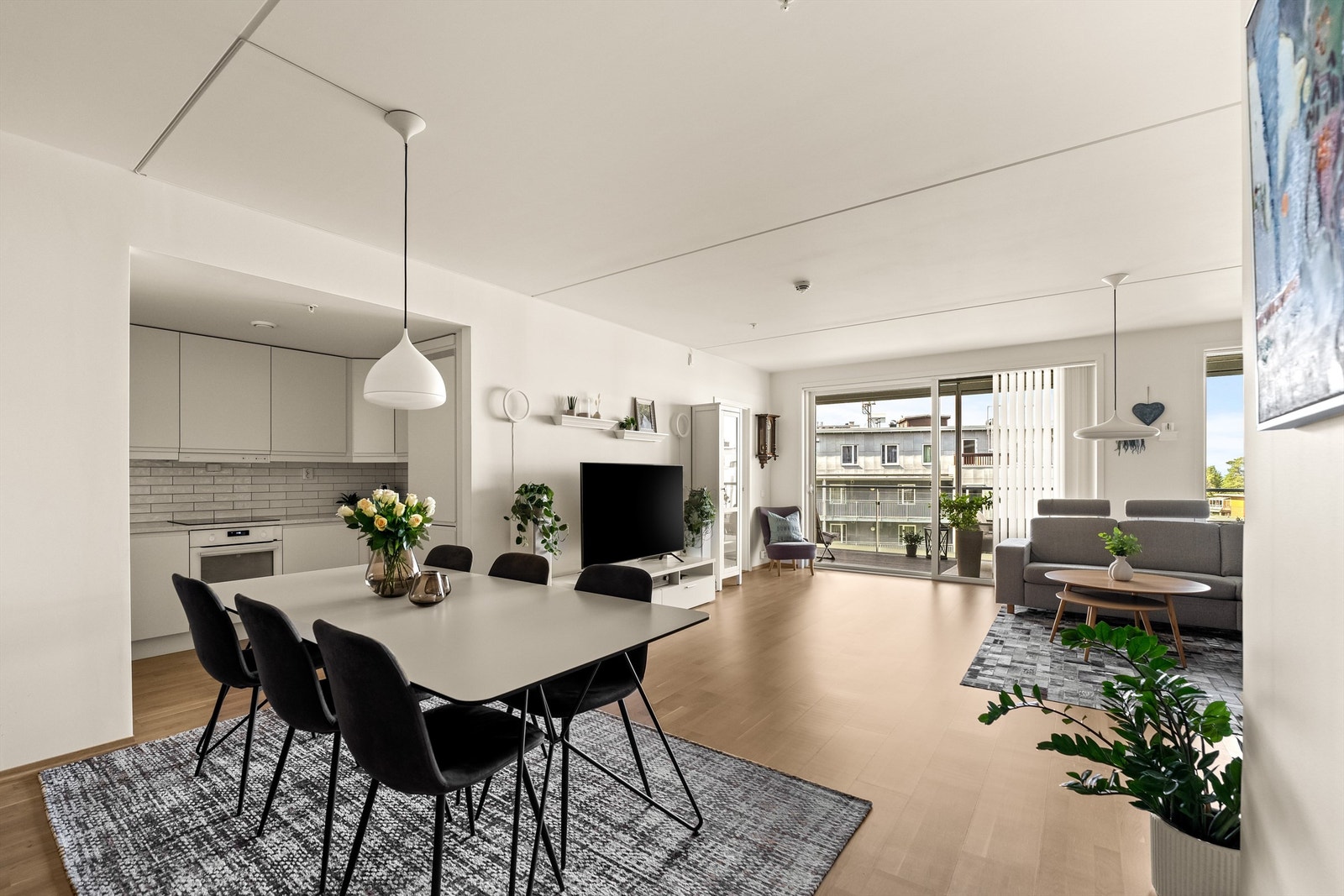 Leiligheten oppvarmes med vannbåren gulvvarme som reguleres med termostat i hvert enkelt rom. Galleribilde