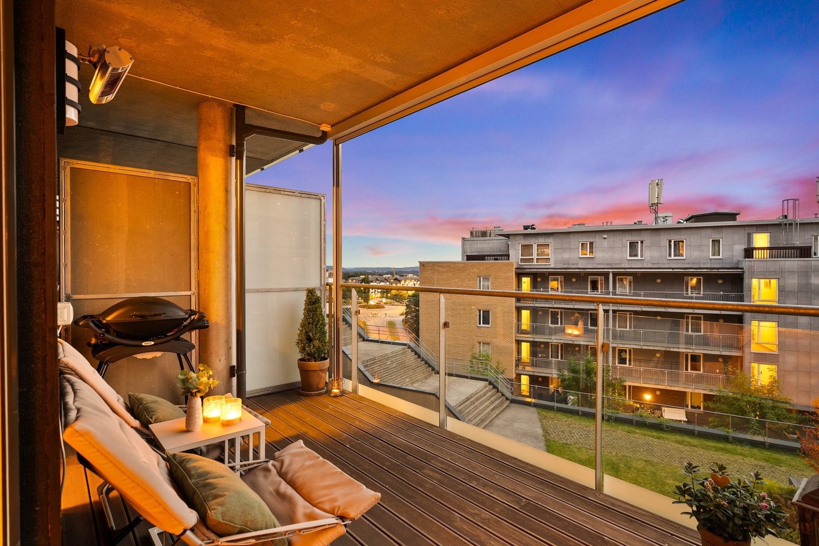 Det er et hyggelig utsyn fra balkongen, og det er levegger mot naboene som bidrar til fin skjerming på balkongen. Galleribilde