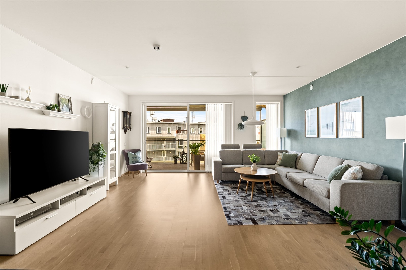 I tillegg til spisebord har stuen god plass til en stor sofagruppe. Galleribilde