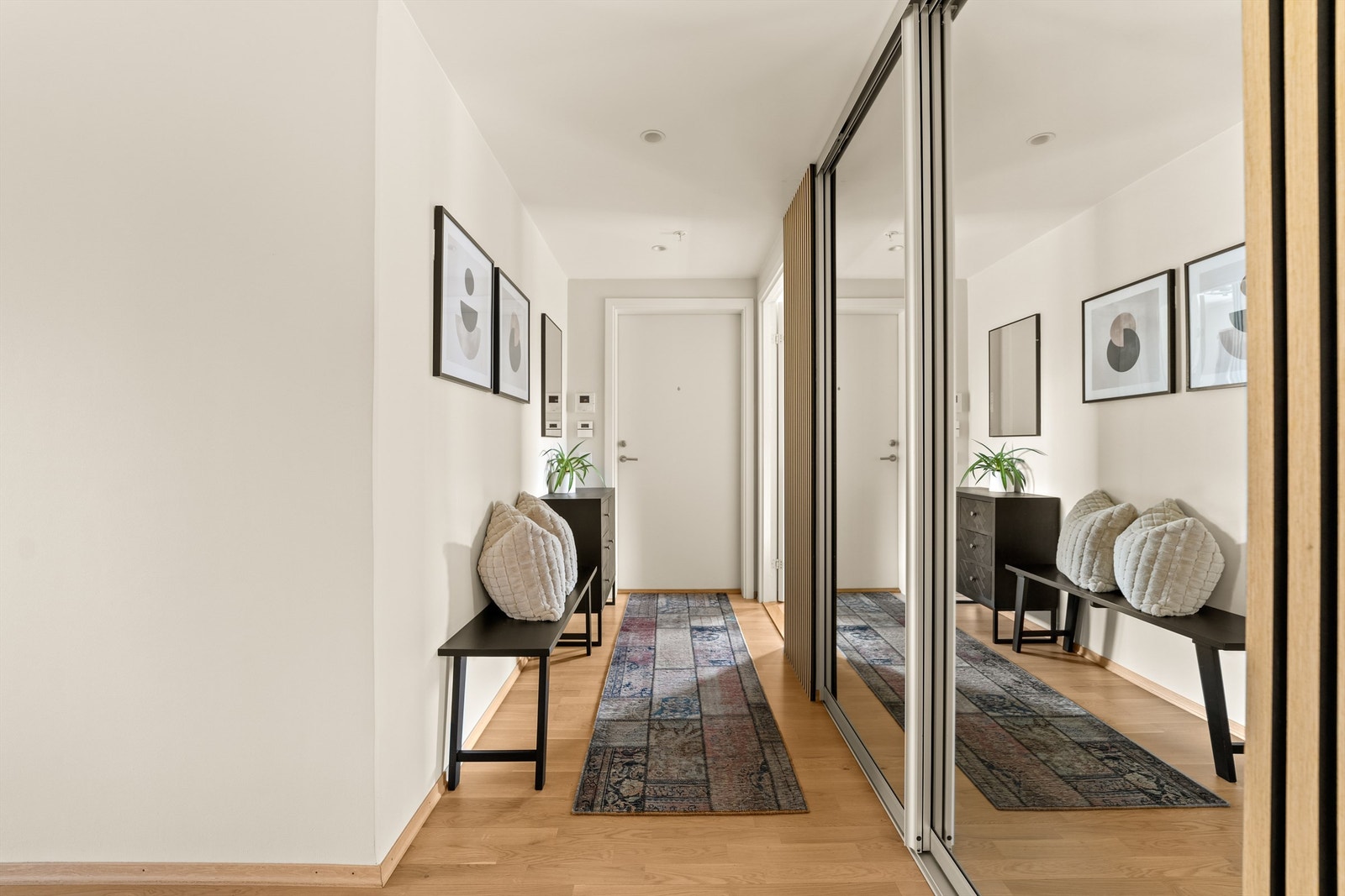 Entreen fremstår lys og innbydende, og har stor skyvedørsgarderobe for yttertøyet. Galleribilde