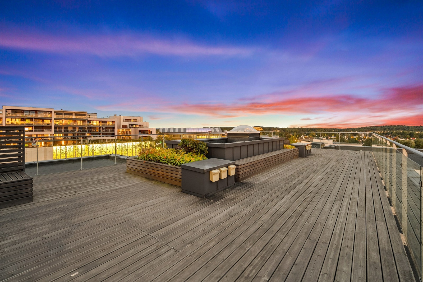 Takterrassen i nabobygget passer utmerket til store, sosiale sammenkomster. Galleribilde