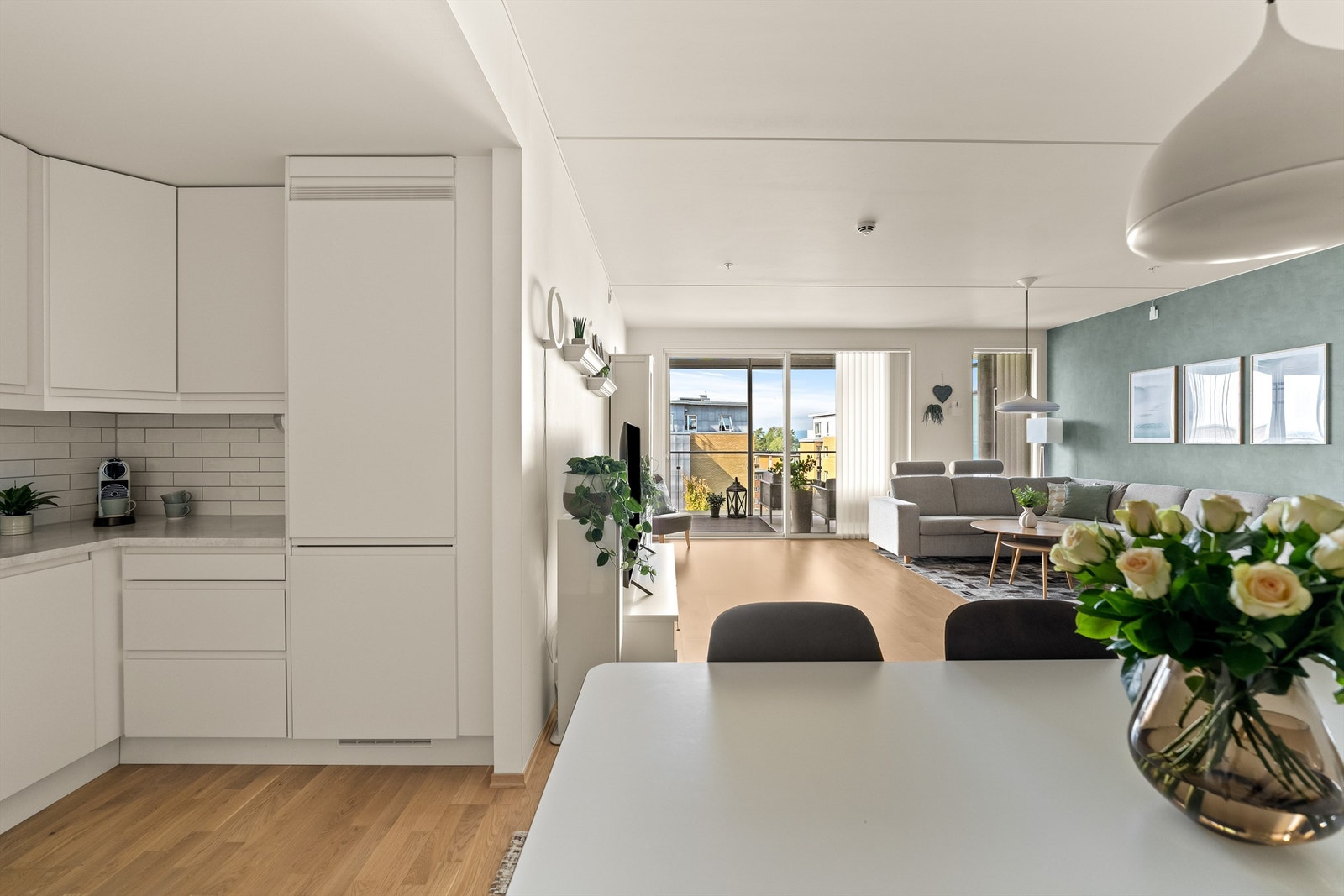 Alle hvitevarene er integrerte; stekeovn, induksjonstopp, oppvaskmaskin og kjøleskap med fryser. Galleribilde