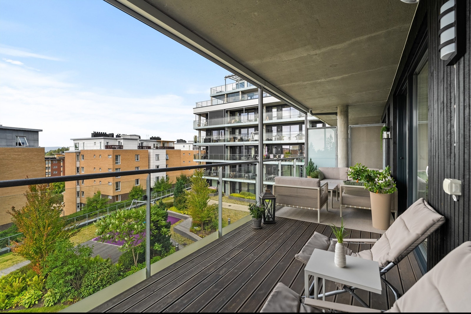 Glassflatene langs rekkverket gir fint utsyn over de fine grøntområdene. Galleribilde