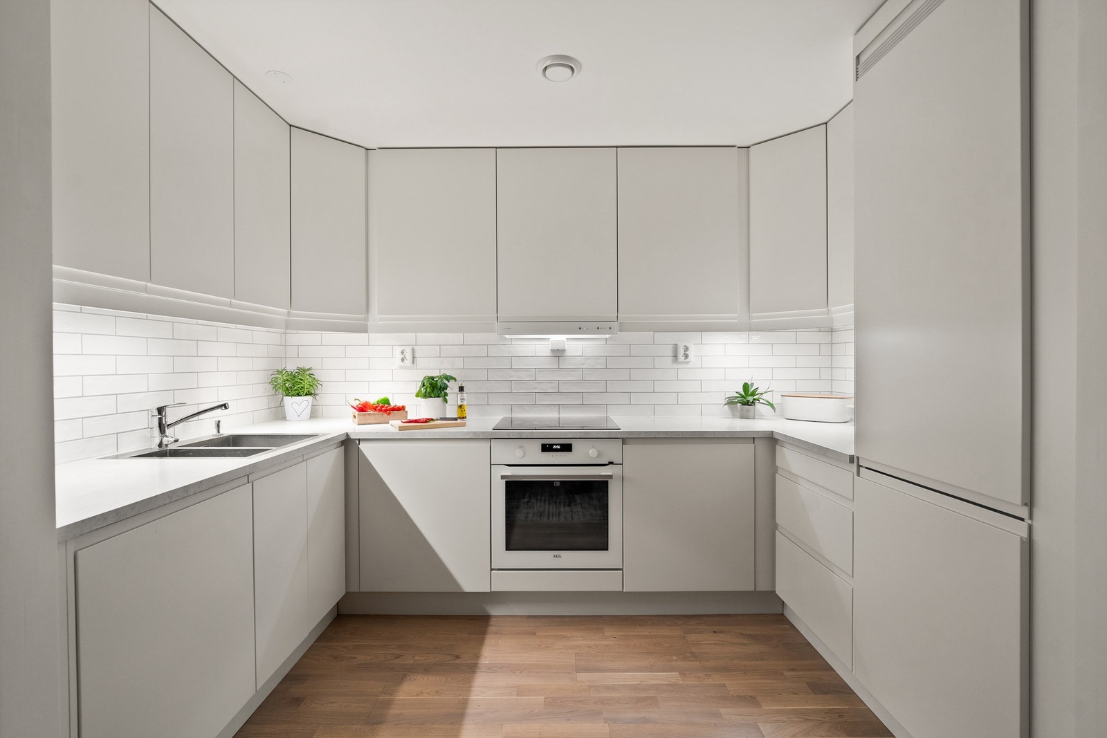 Kjøkkenet ligger tilbaketrukket, oppført i en smart u-form med god skap- og skuffeplass. Galleribilde