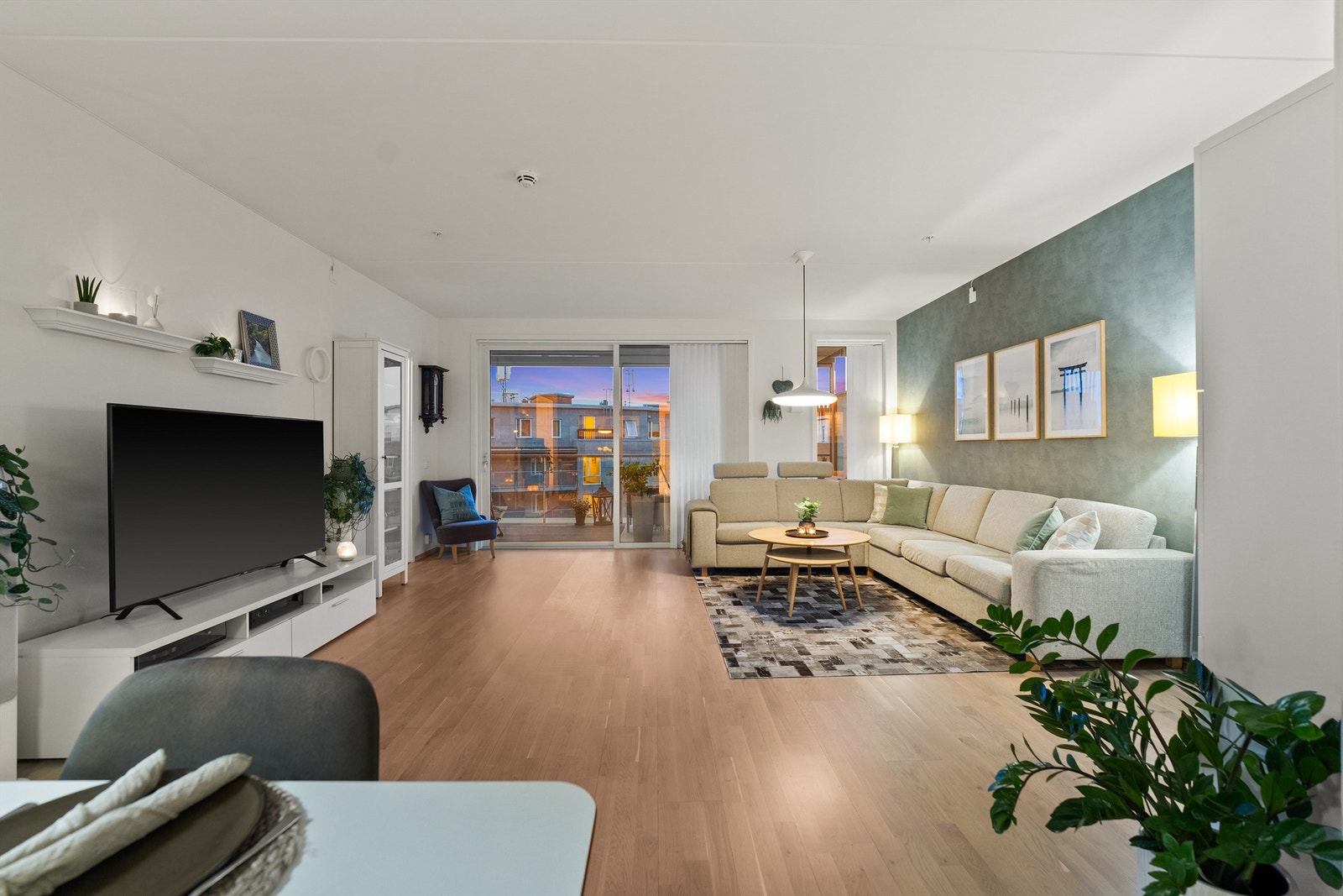 Store vinduer i front slipper inn godt med dagslys til stuen. Galleribilde