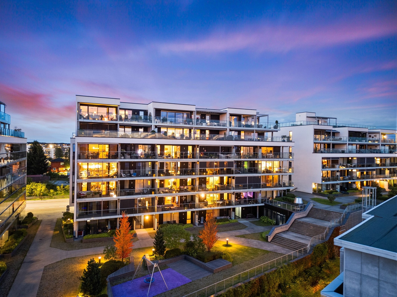 Velkommen til Trondheimsvegen 100 C. En stilfull leilighet med utforming som gjør det enkelt å møblere. Her kan man flytte rett inn. Sameiet har fine utearealer som bindes sammen av en rekke gangstier. (Foto: Morten Eriksen) Galleribilde