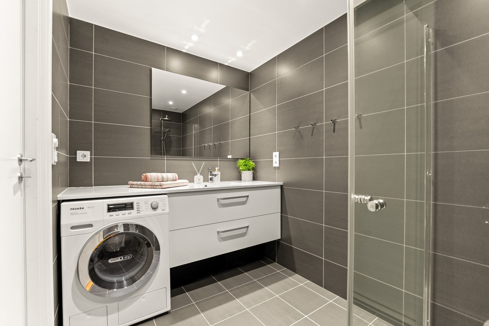 Badet ved entreen er utstyrt med opplegg for vaskemaskin. Galleribilde