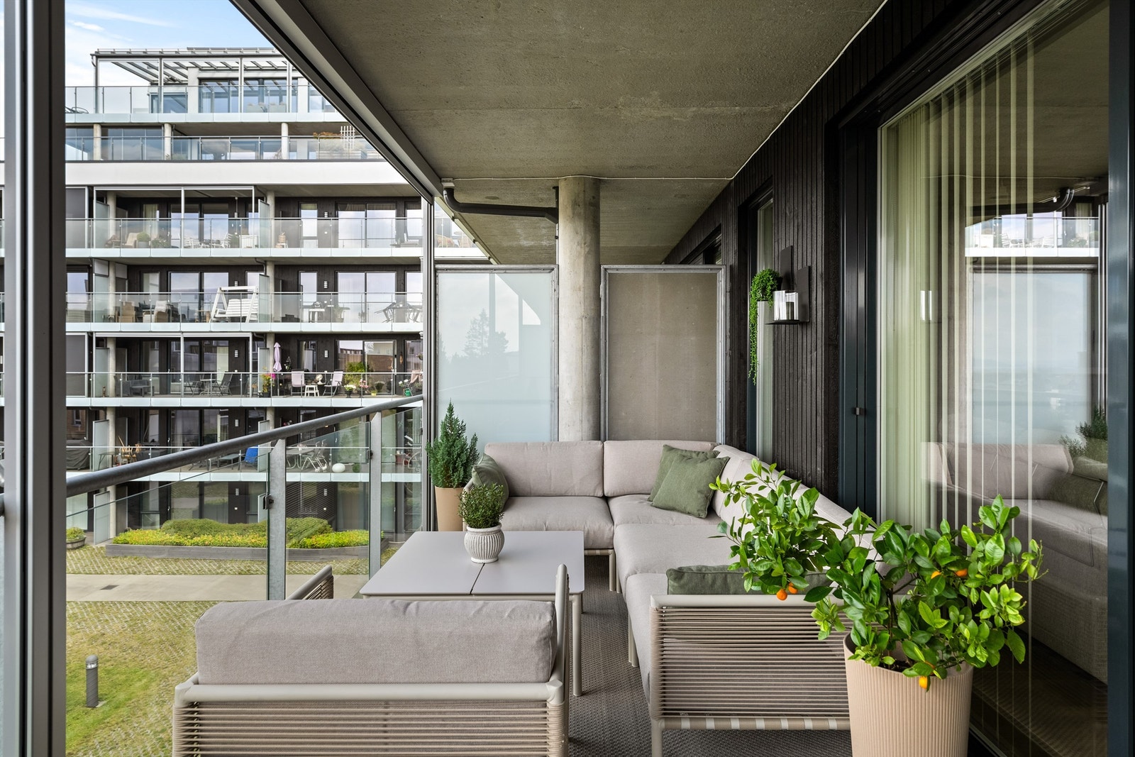 Balkongen har belysning, stikkontakter og stilrent glassrekkverk. Det er sonedelte screens og varmelampe på balkong. Galleribilde