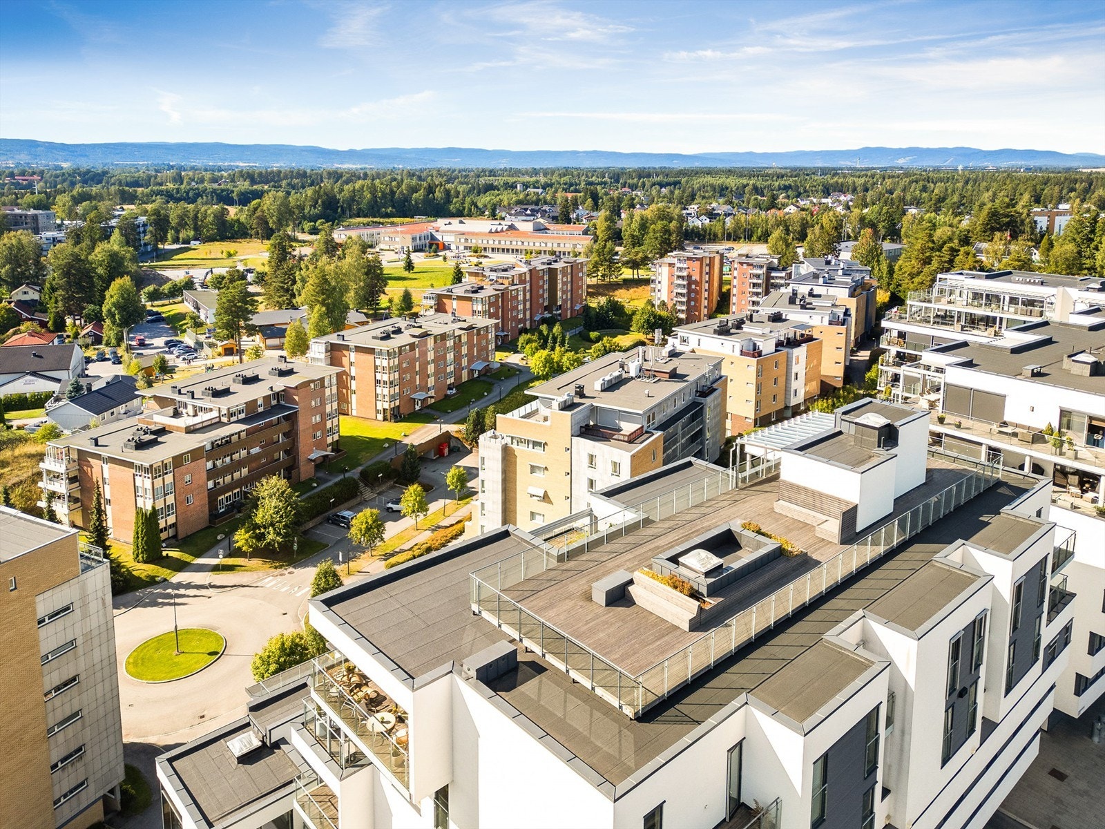 Sameiet har en felles takterrasse med plassbygde benker og blomsterkasser. Galleribilde