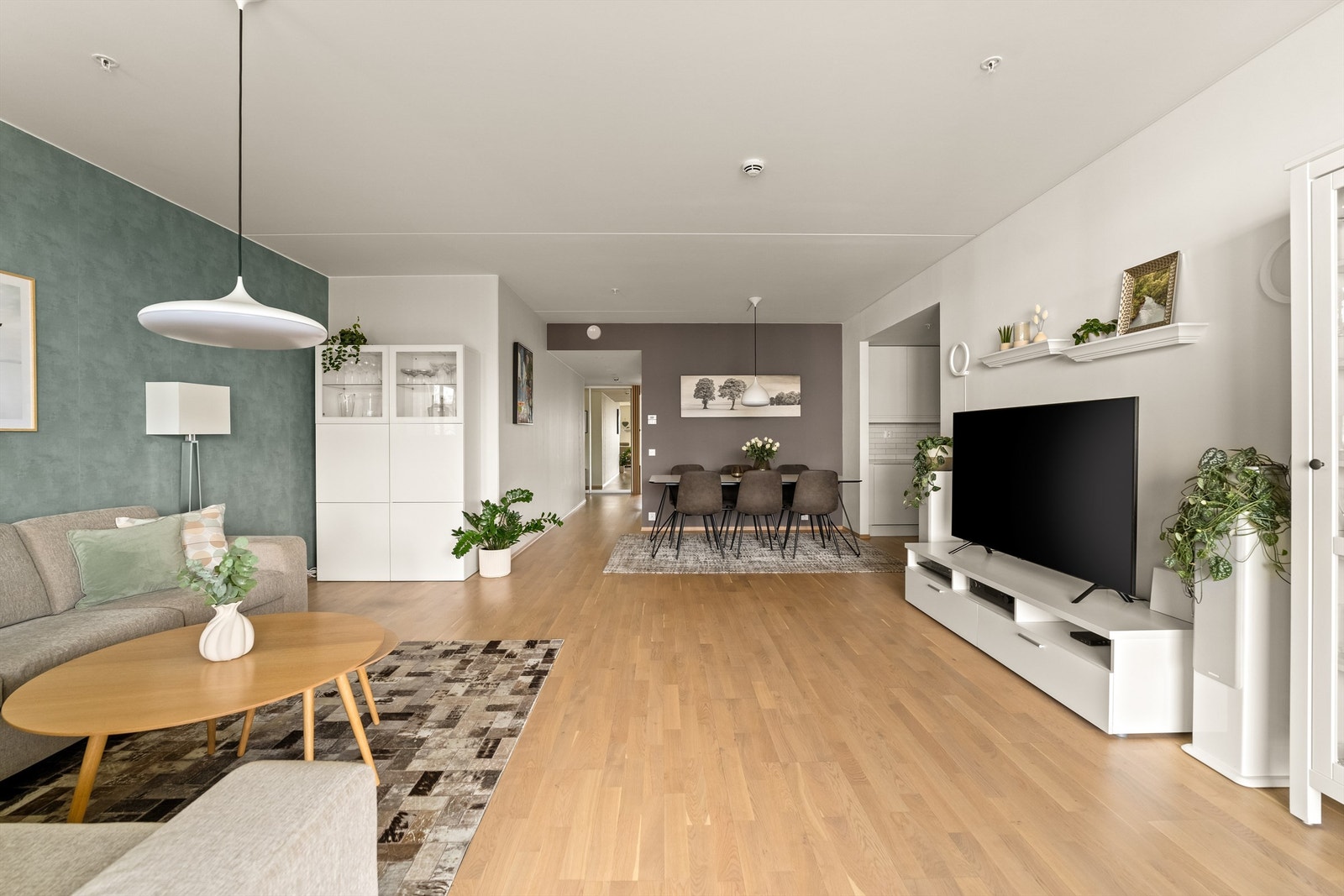 Sammen med kjøkkenet utgjør stuen et åpent allrom med klart avdelte soner. Galleribilde