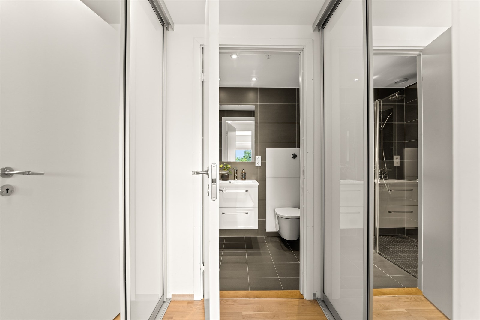 Hovedsoverommet ligger i suiteløsning med eget bad og walk-in closet Galleribilde