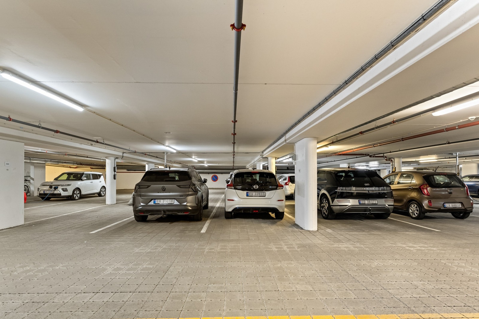 Leiligheten har to garasjeplasser og begge er utstyrt med lader for elbil. Enkel adkomst til heis og trappeoppgang. Galleribilde