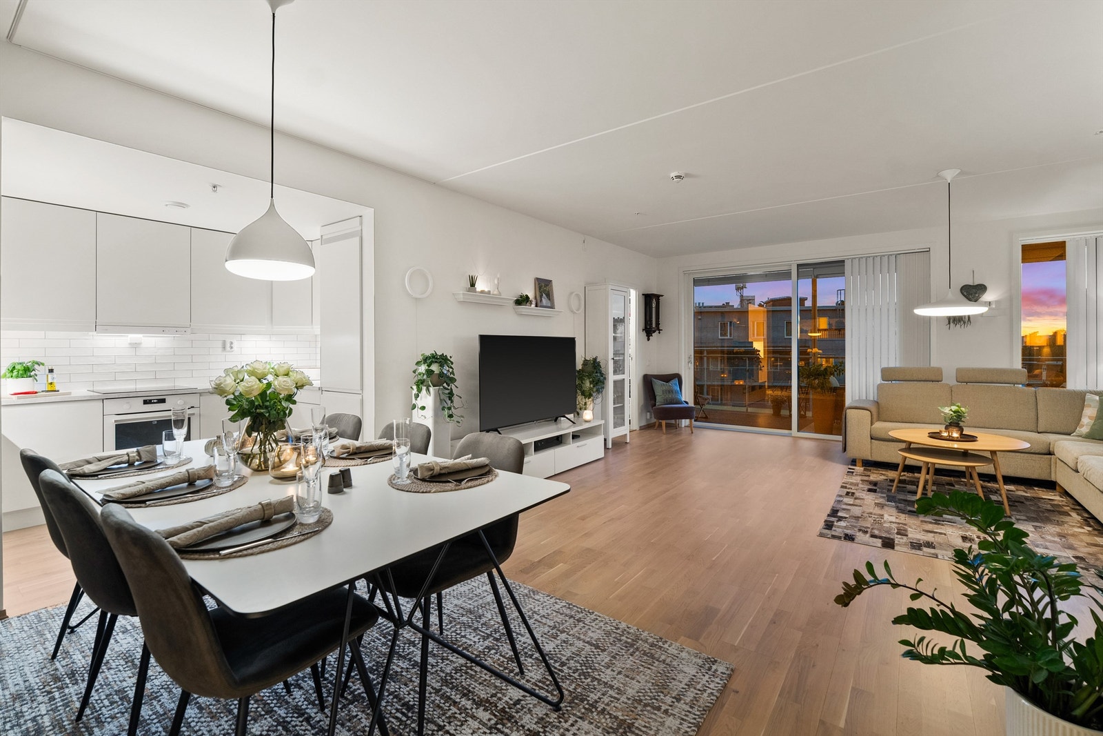 Her samles venner og familie for hyggelige måltider rundt et langbord. Det er god plass til spisebord i denne delen av rommet. Galleribilde