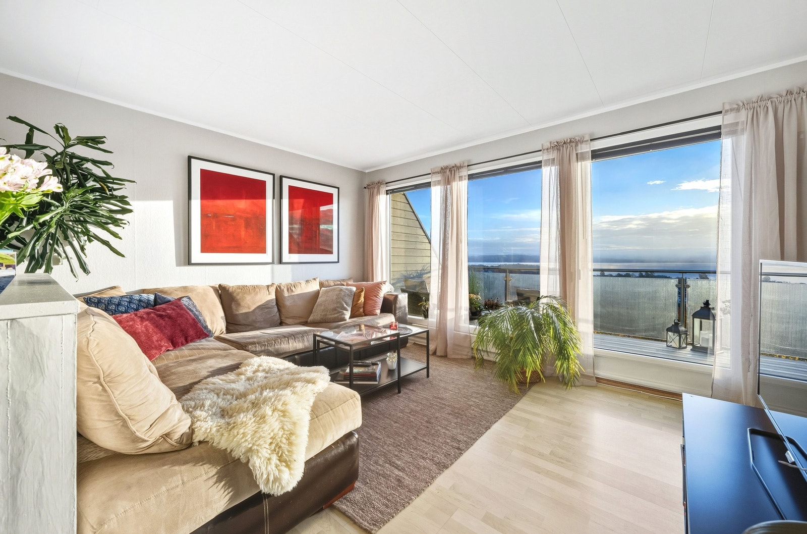 De store vinduene slipper inn lys fra begge sider, samt sol som varmer godt på vinteren Galleribilde