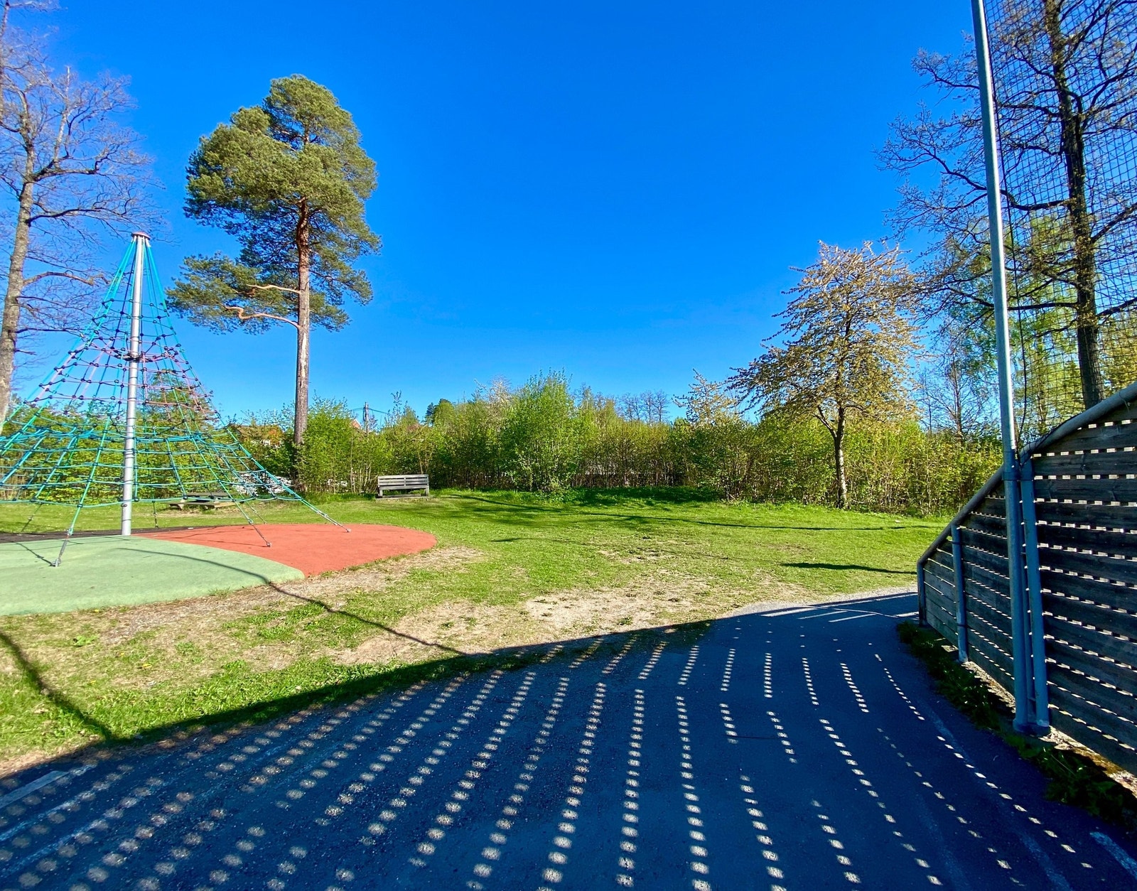 Ballbinge og ballslette til glede for liten og stor - kun minutters gange til Risenga idrettspark Galleribilde