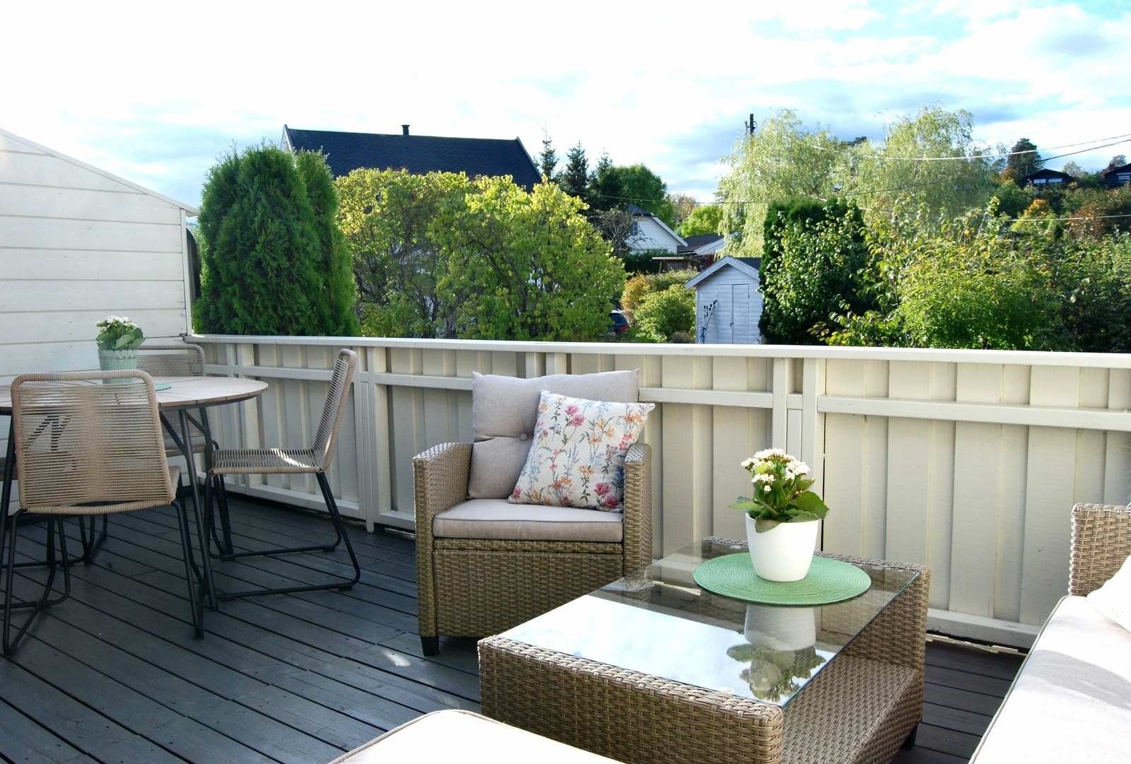 Uteplass 3. Hyggelig vestvendt terrasse med ettermiddag/kveldssol og plass til både lounge og spiseplass Galleribilde