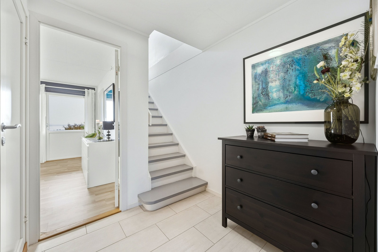 1. etg - inneholder to flotte soverom, elegant baderom, fin entre, trapp og stor østvendt veranda Galleribilde