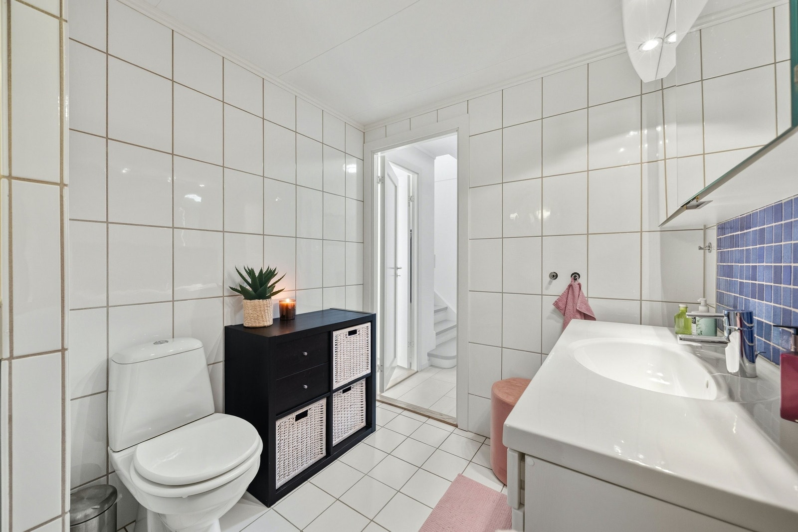 Romslig, tidløst og elegant baderom Galleribilde