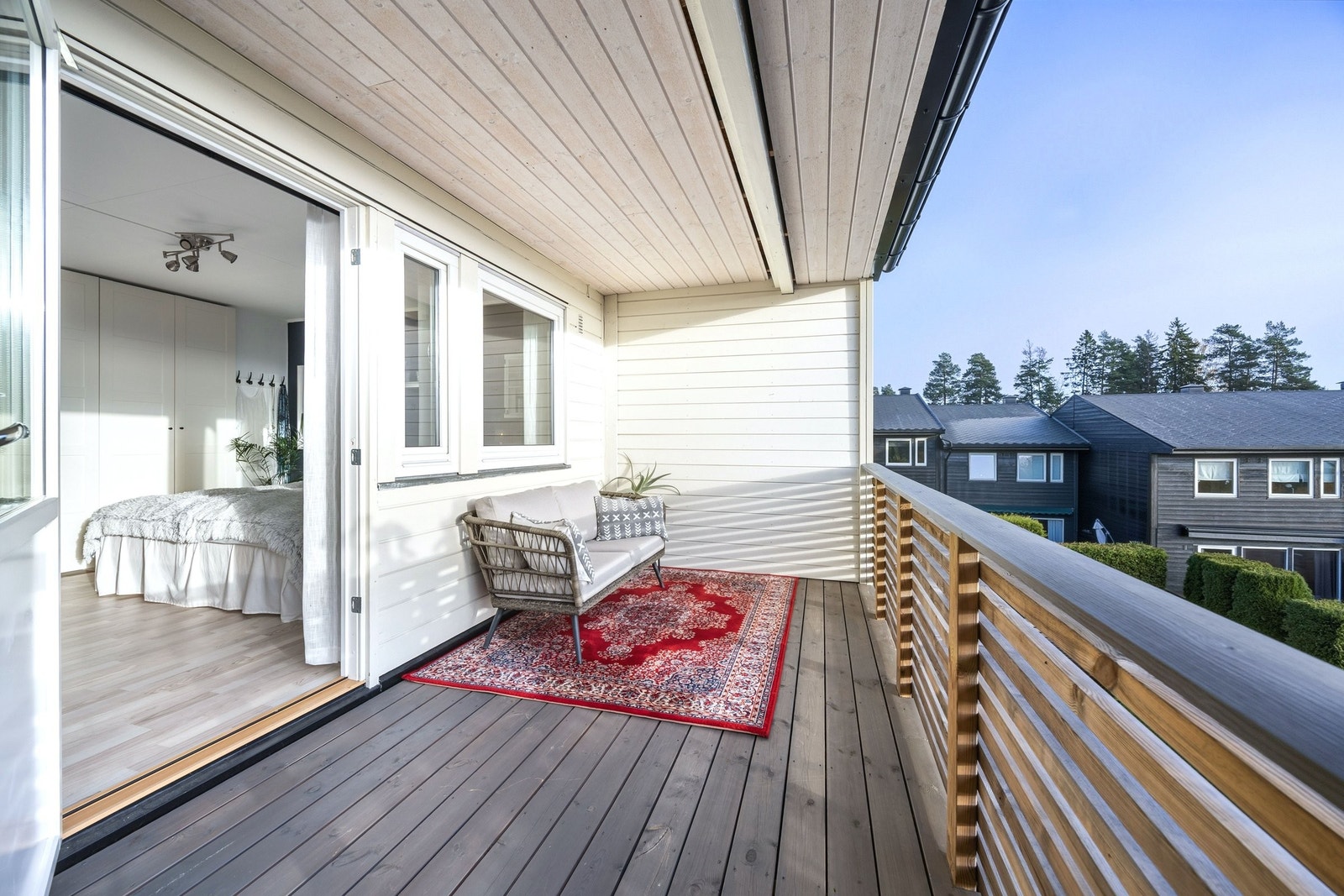 Uteplass 2. Østvendt veranda med utgang fra soverom Galleribilde