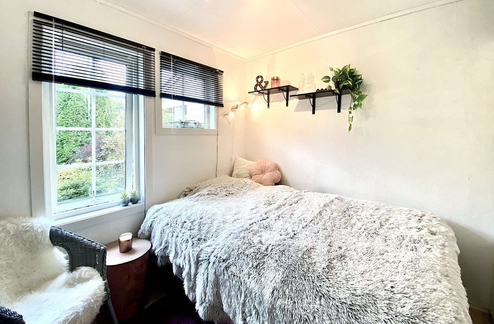 Soverom 2 med god plass til stor seng - lyst og trivelig med stor garderobe Galleribilde