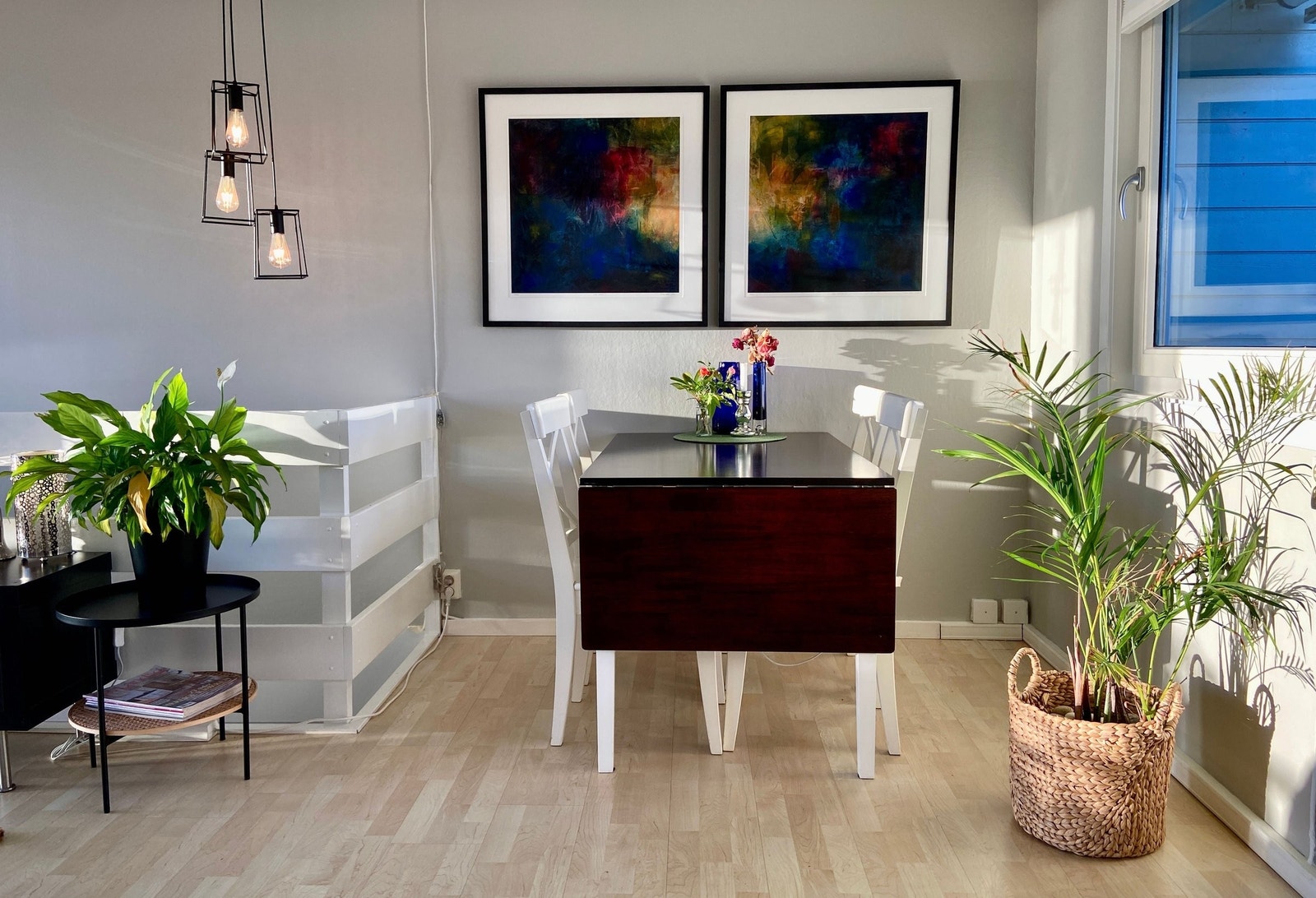 Lys og trivelig spiseplass innbyr til sosial hygge Galleribilde