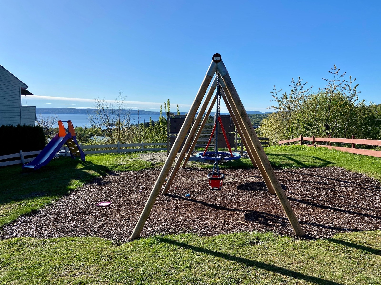 Bleikeråsen byr på mange lekeplasser i et særdeles hyggelig sameie Galleribilde