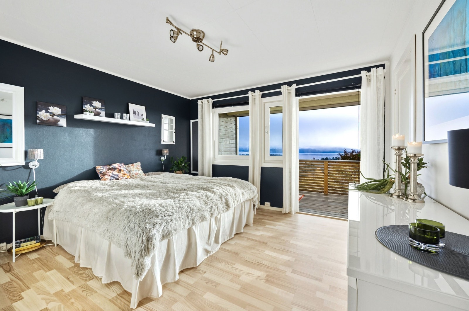 Stort, luftig og herlig soverom med store vindusflater, nydelig sjøutsikt og stor veranda Galleribilde