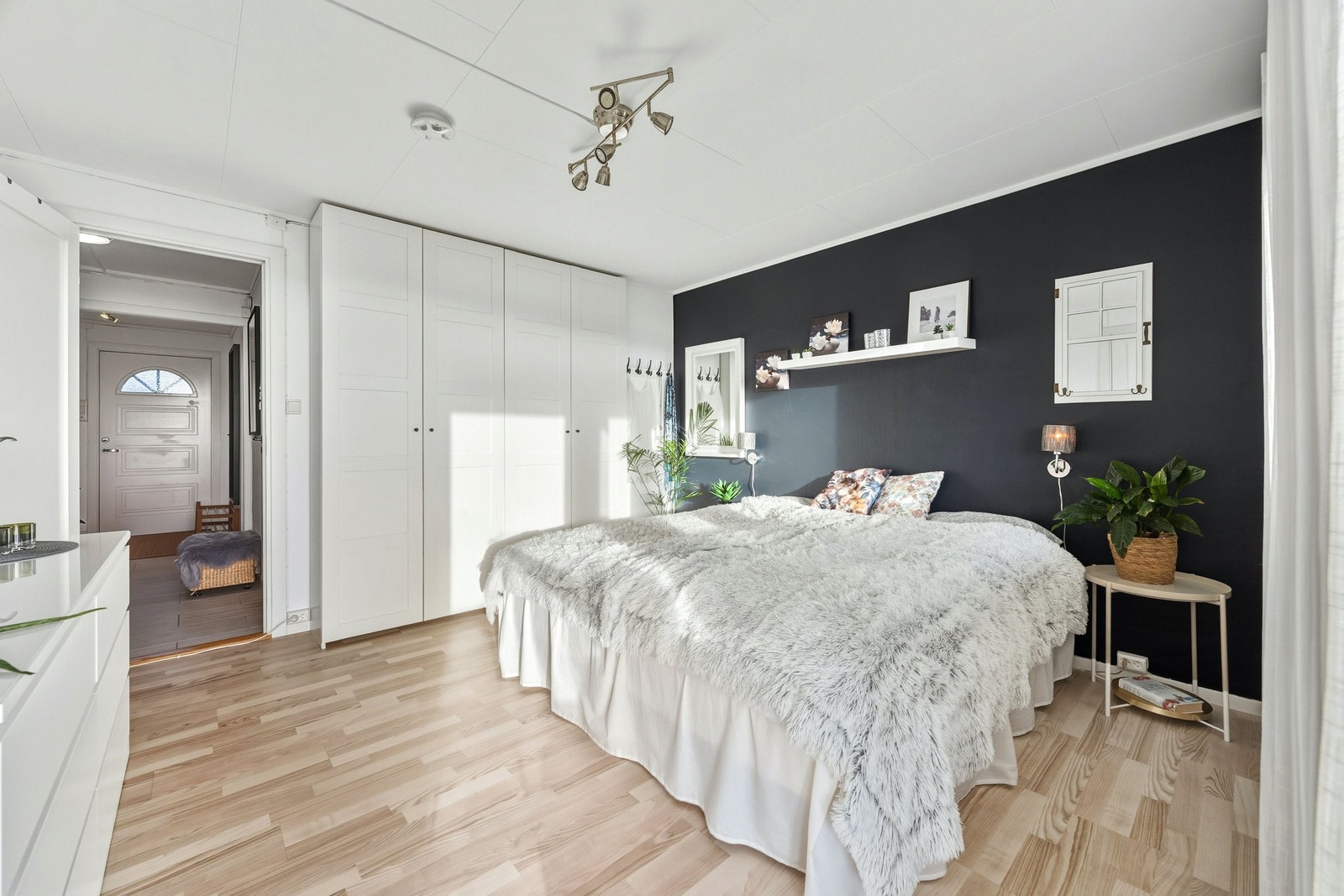 God garderobeløsning i begge rommene, og i entré Galleribilde