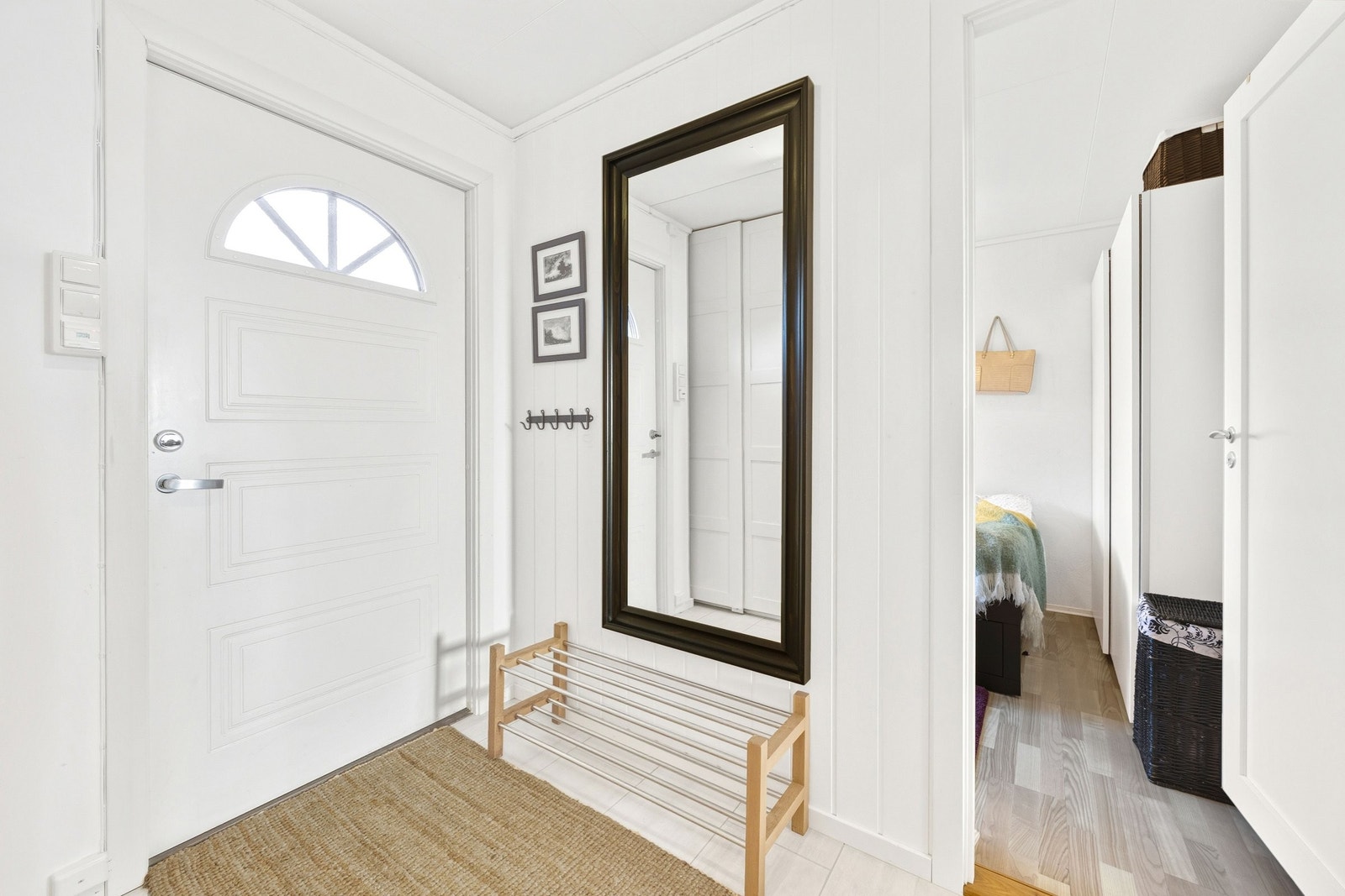 1. etg - lys, trivelig og romslig entre med flislagt gulv, gode garderober og varmekabler Galleribilde