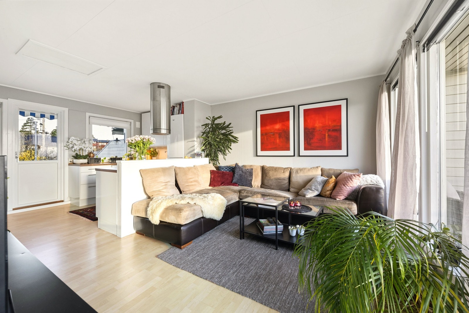 Luftig og romslig stue med store vindusflater og vakker utsikt mot sjø i øst og grøntområder i vest Galleribilde