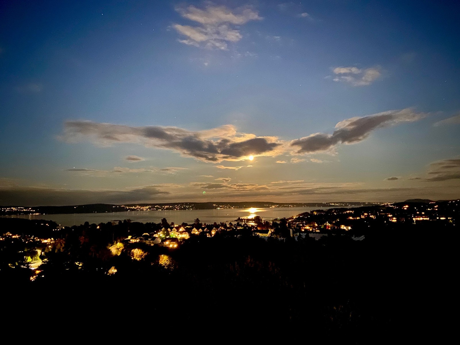 Askers beste - med panoramautsikt over Oslo-fjorden, kan nytes fra kjøkken, stue og soverom Galleribilde