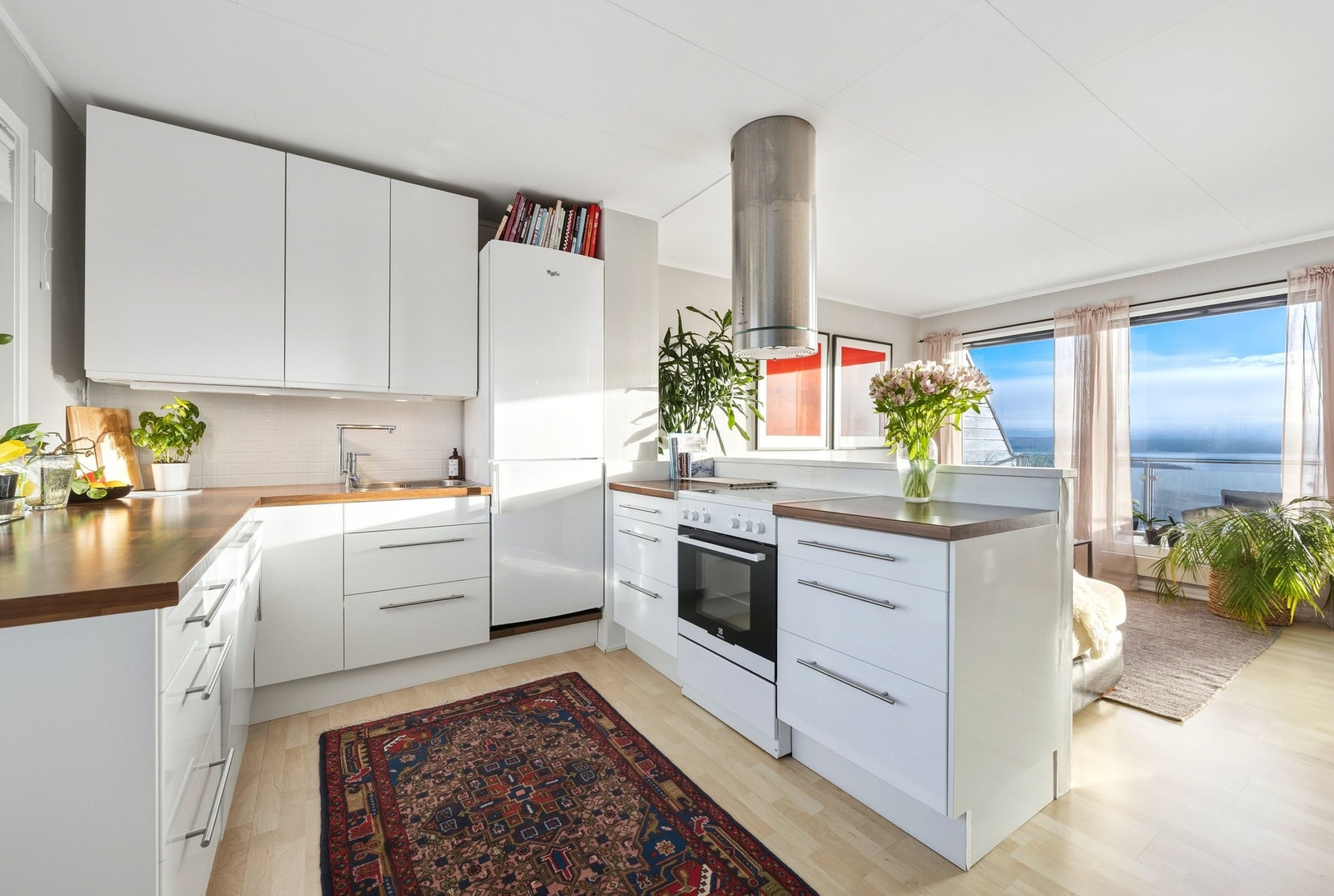 Med store vindusflater og godt med naturlig lys blir kjøkken og stue et hyggelig sted å være Galleribilde