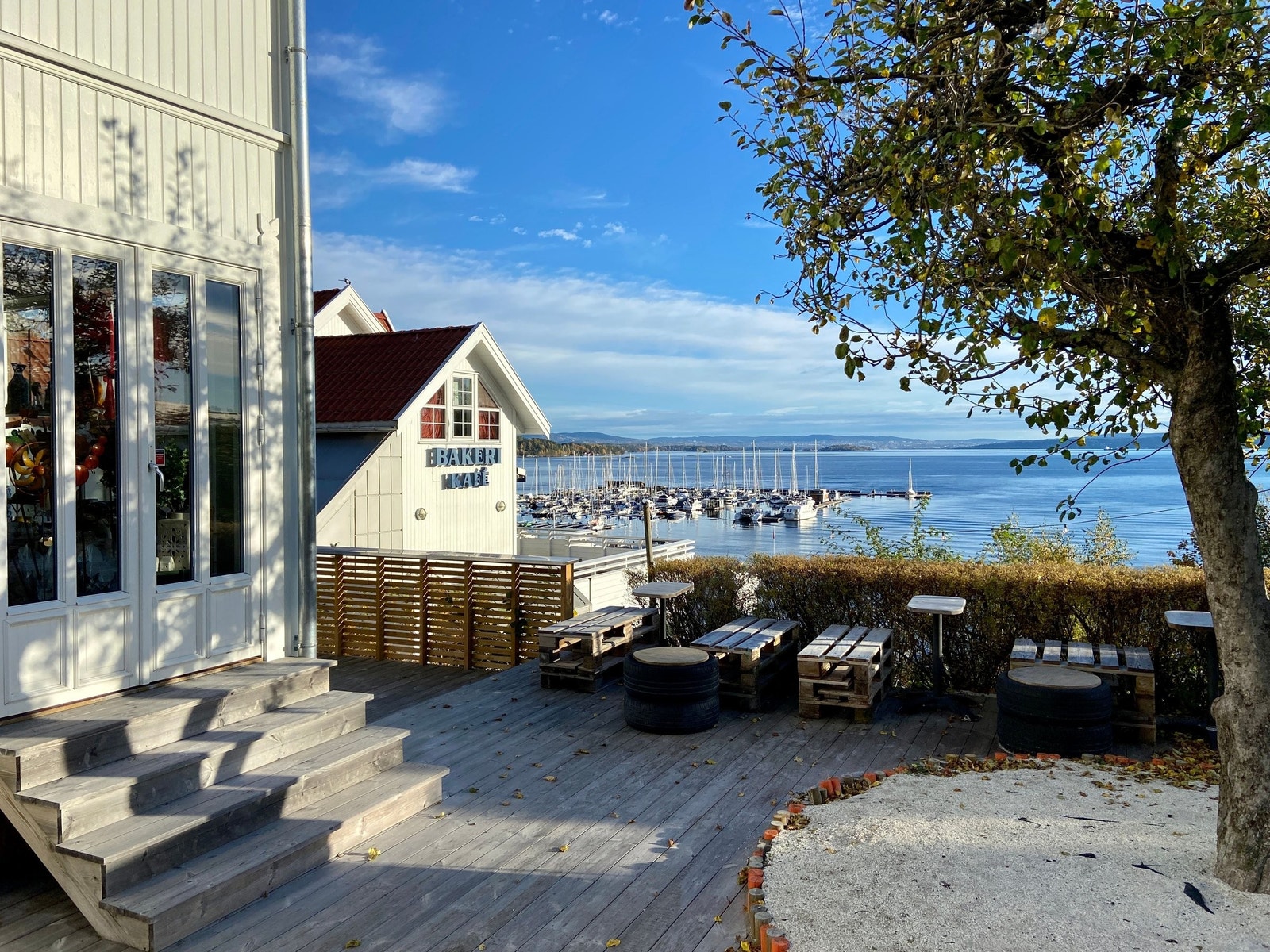 Vollen handelssentrum byr på kafe og restaurant, og hyggelig sørlandsidyll Galleribilde