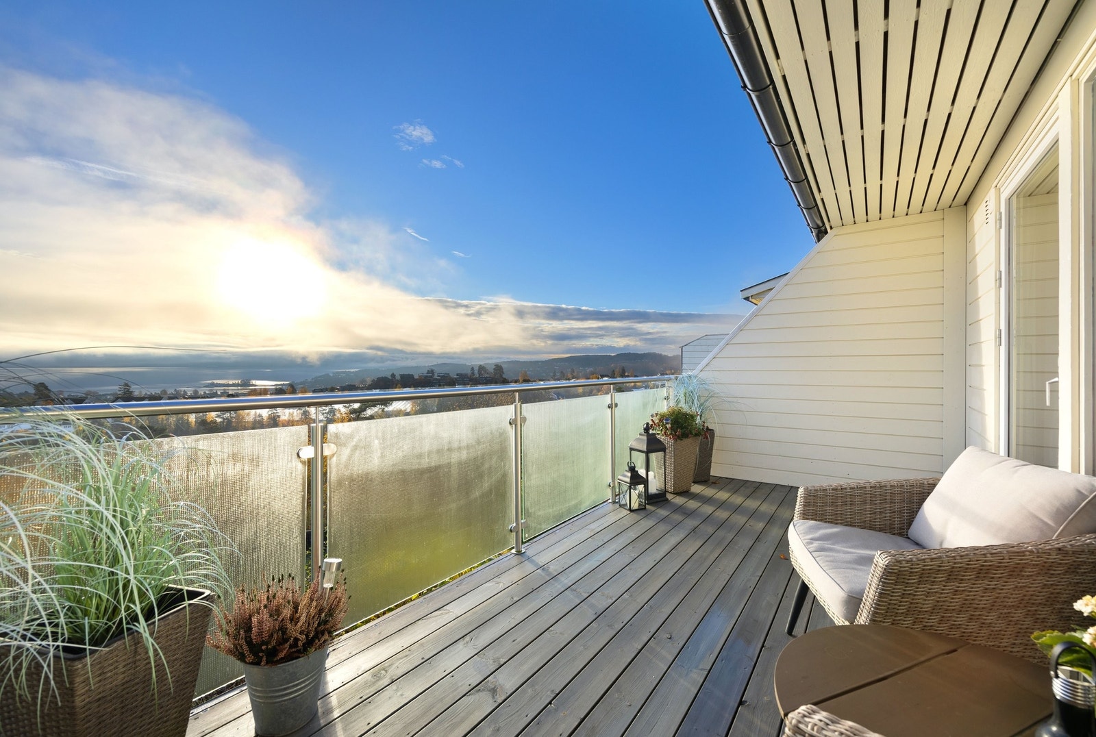 Uteplass 1. Flott østvendt veranda med utgang fra stue og fantastisk sjøutsikt Galleribilde