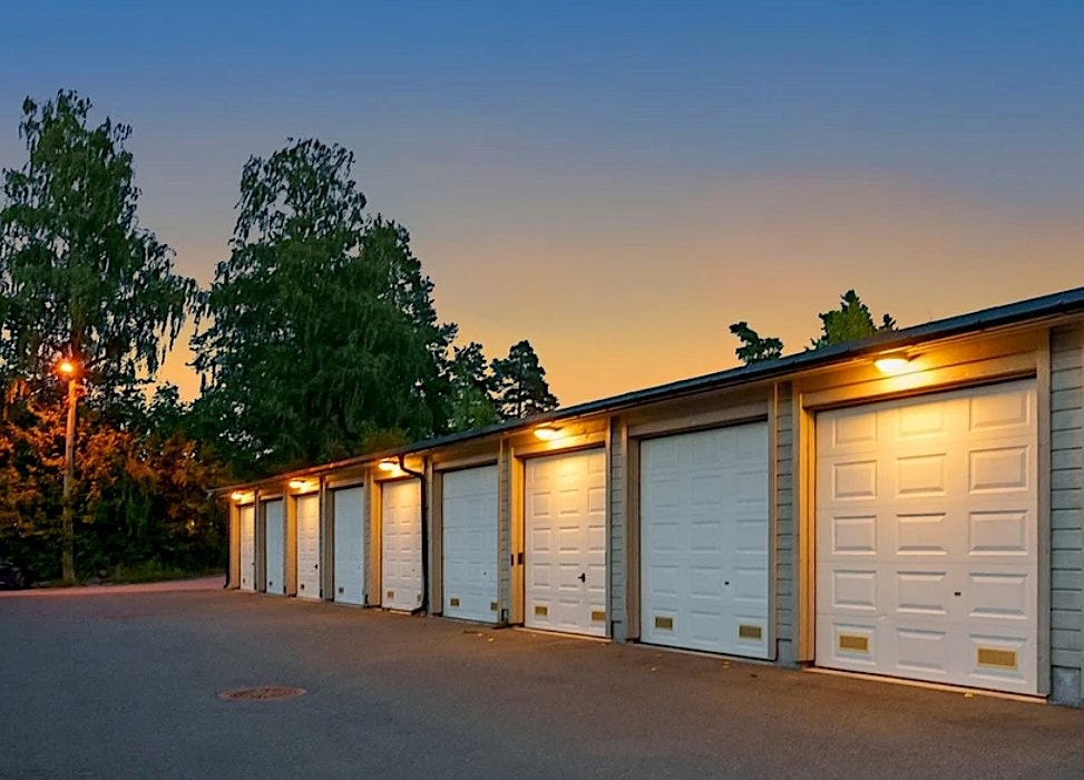 Egen garasje med automatisk portåpner i felles garasjeanlegg, samt gateparkering Galleribilde