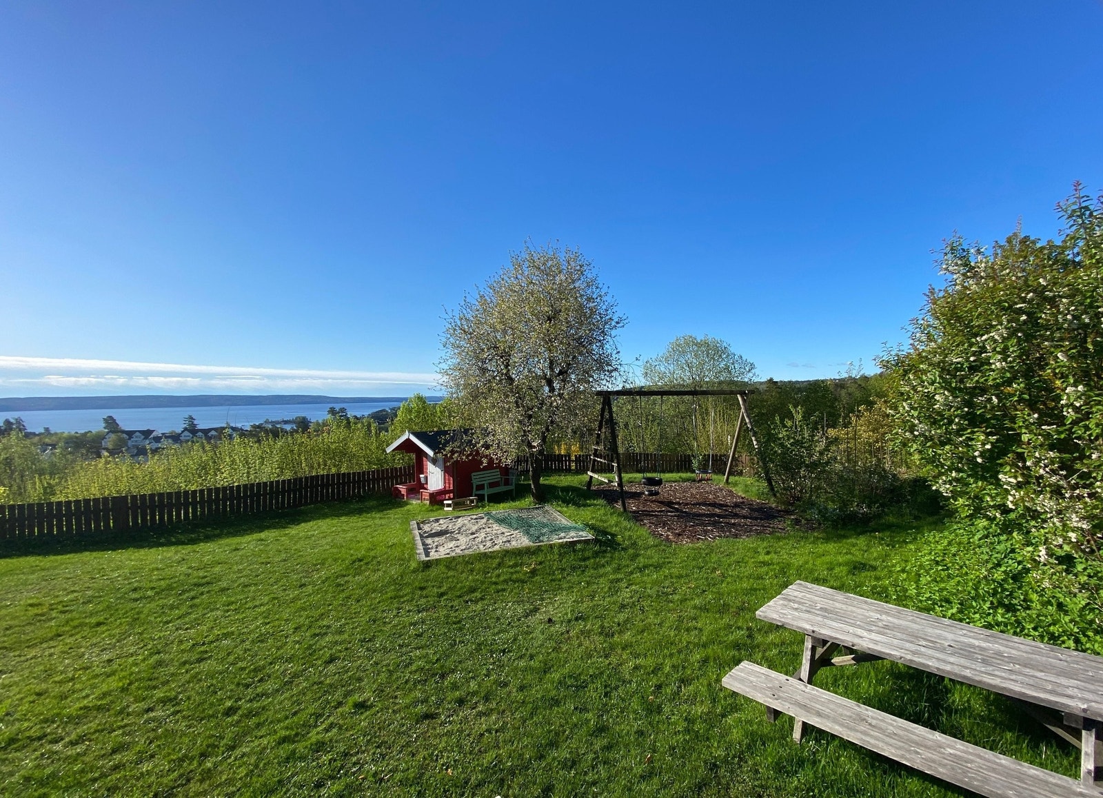 Uteplass 5. Koselig hage med nydelig sjøutsikt, og hyggelig lekeplass på fellesområdet Galleribilde